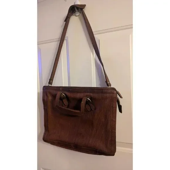 Vintage brown leather messenger bag by Diana. Two separate zip compartments, - Picture 1 of 13